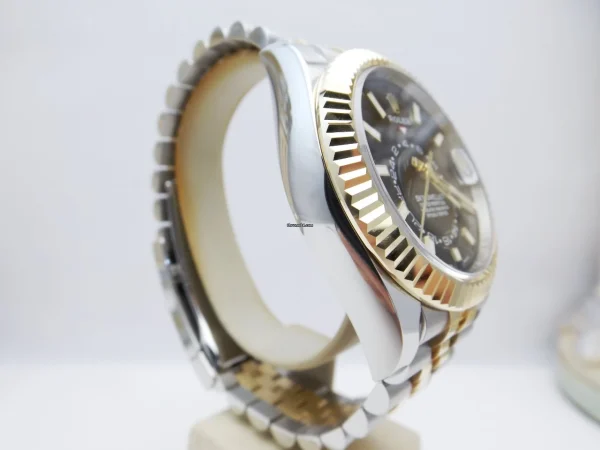 23049777 4sou6pfwqk0oao65s42xmumn ExtraLarge 600x450 - Rolex Sky-Dweller ref. 326933 anno 2021 Black dial Jubilee Full set
