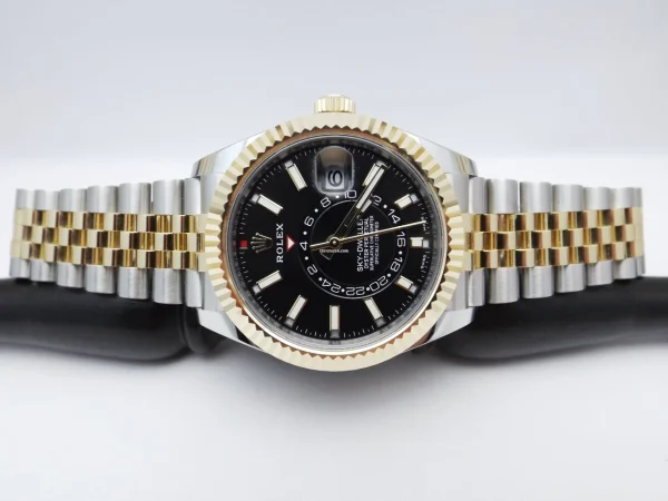 23049777 j6o5lv2c4p3qorj6cfl8zwz7 ExtraLarge 600x450 - Rolex Sky-Dweller ref. 326933 anno 2021 Black dial Jubilee Full set