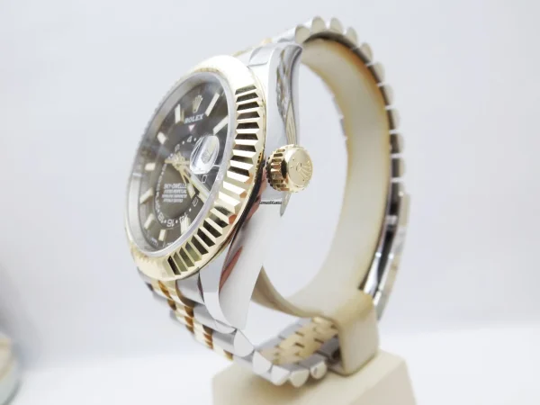 23049777 q0id4f884yuazaf78viet7jl ExtraLarge 600x450 - Rolex Sky-Dweller ref. 326933 anno 2021 Black dial Jubilee Full set