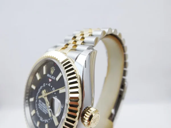 23049777 yfedt27qjd1s8mi5ps6n5vp3 ExtraLarge 600x450 - Rolex Sky-Dweller ref. 326933 anno 2021 Black dial Jubilee Full set